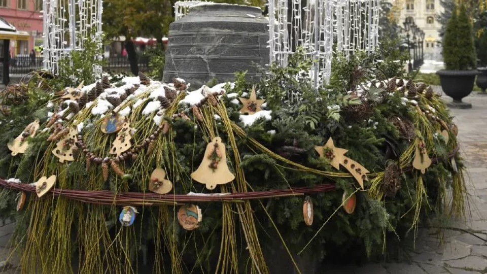 Na snímke adventný veniec na Hlavnej ulici v Košiciach