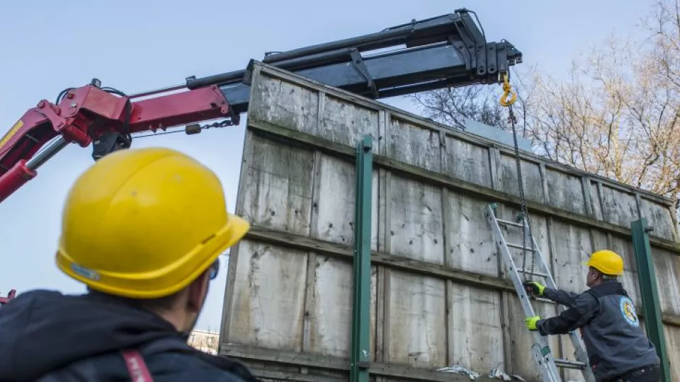 Na snímke pracovníci odstraňujú nelegálny reklamný pútač v Bratislave