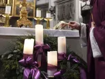 Na snímke kaplán Roman Haško zapaľuje adventný veniec počas svätej omše a odpálenia Betlehemského svetla v Dóme sv. Alžbety