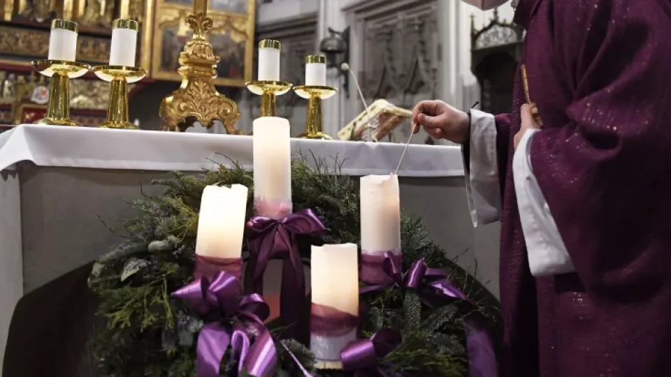 Na snímke kaplán Roman Haško zapaľuje adventný veniec počas svätej omše a odpálenia Betlehemského svetla v Dóme sv. Alžbety