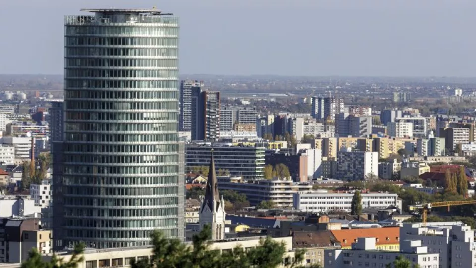 Na snímke pohľad na budovu Národnej banky Slovenska z vojnového pamätníka Slavín.