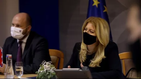 Prezidentka SR Zuzana Čaputová (druhá sprava) a minister obrany SR Jaroslav Naď (OĽANO) (vľavo)