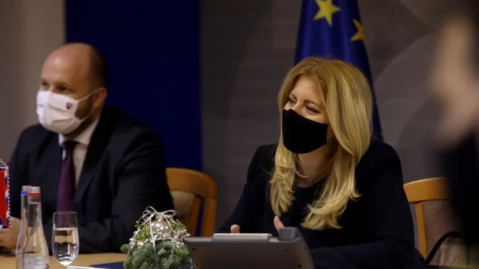 Prezidentka SR Zuzana Čaputová (druhá sprava) a minister obrany SR Jaroslav Naď (OĽANO) (vľavo)