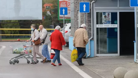 Na snímke nákup seniorov vo vyhradený čas v zábavno-obchodnom dome 15. októbra 2020 v Nitre.