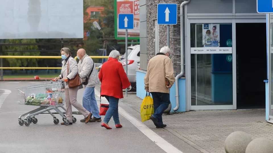 Na snímke nákup seniorov vo vyhradený čas v zábavno-obchodnom dome 15. októbra 2020 v Nitre.