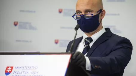 Na snímke minister školstva, vedy, výskumu a športu SR Branislav Gröhling (SaS) počas tlačovej konferencie k organizácii internej maturitnej skúšky v školskom roku 2019/2020 v Bratislave.