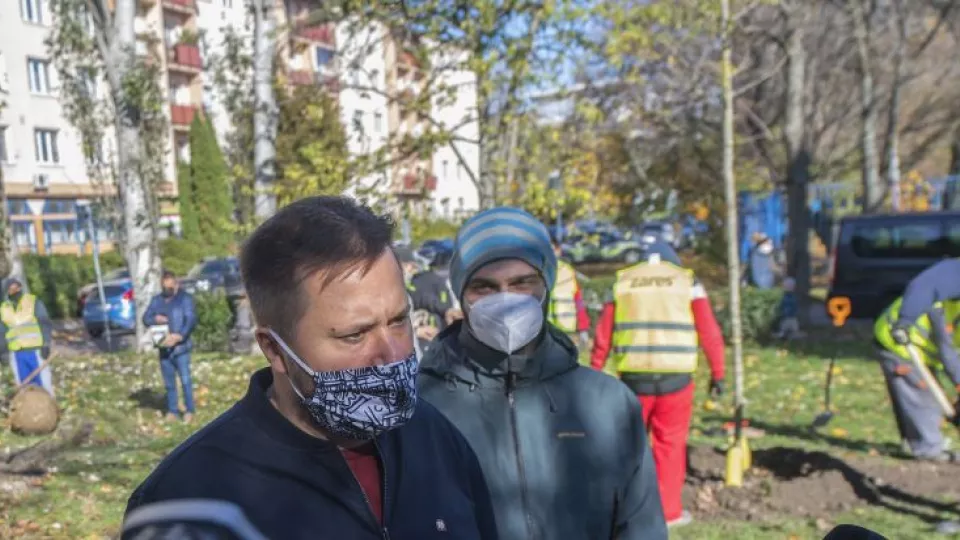 Na snímke zľava primátor mesta Bratislava Matúš Vallo a riaditeľ Oddelenia tvorby mestskej zelene Ivan Petro