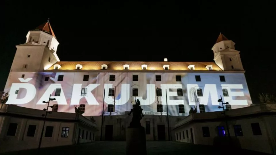 Na snímke Bratislavský hrad, na ktorom zasvietil nápis „Ďakujeme“ v rámci iniciatívy Potlesk pre zdravotníkov a hasičov.