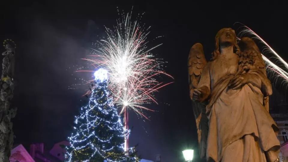 Pohľad na ohňostroj počas novoročných osláv 1. januára 2019 na Hlavnej ulici v Košiciach.