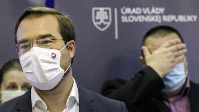 Na snímke zľava minister zdravotníctva SR Marek Krajčí a hlavný hygienik SR Ján Mikas