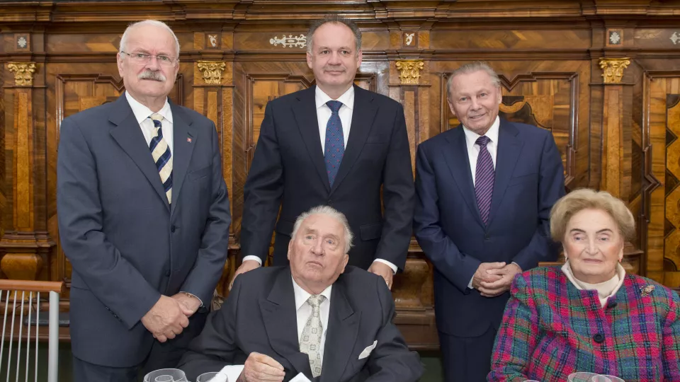 Na archívnej snímke stretnutie prezidentov Slovenskej republiky pripríležitosti 85. narodenín prvého prezidenta SR Michala Kováča (dole vľavo). Vpravo dole manželka Emília Kováčová.