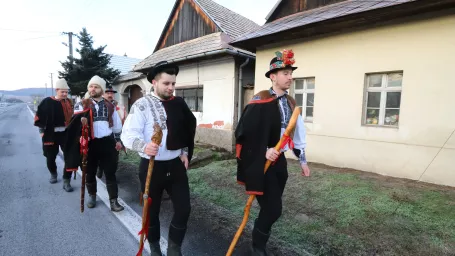 Sviatok Troch kráľov patrí k najstarším kresťanským sviatkom a je to zjavenie Ježiša Krista ako Mesiáša, Božieho syna a Spasiteľa. Dodržiavanie ľudových tradícií má v Dobrej Nive hlboké korene. Na snímke tradičné trojkraľovanie v obci Dobrá Niva, sedem chlapov v krojoch navštevuje približne sedemdesiat domov od včasného rána až do neskorých večerných hodín.