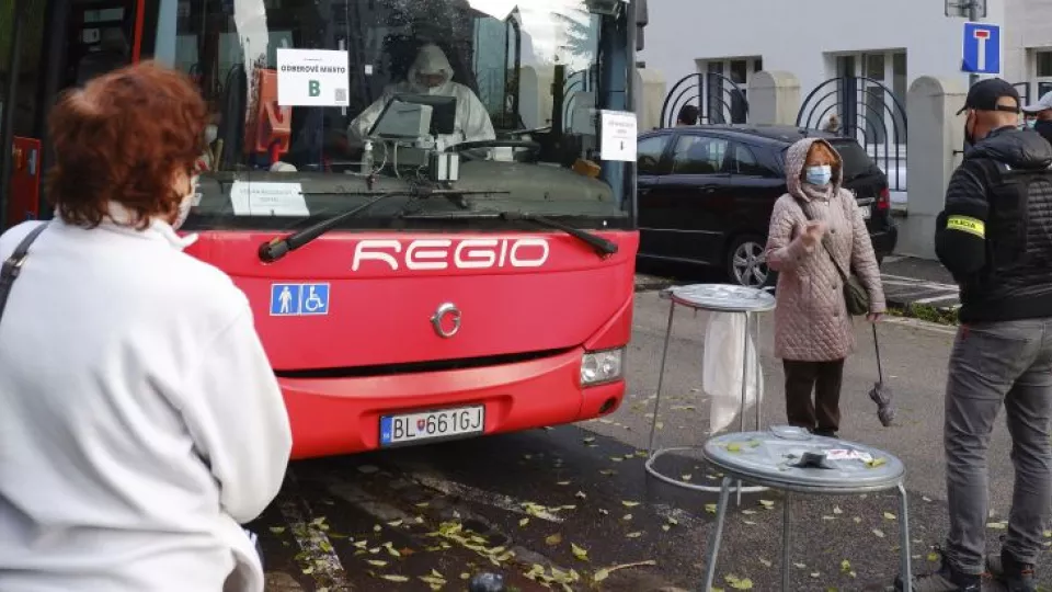 Na snímke testovacie miesto v autobuse na križovatke ulíc Sokolská a Hloboká v Bratislave 31. októbra 2020.