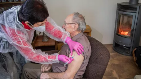 Pani lekárka so zdravotnými sestrami chodí k seniorom domov, aby ich zaočkovala proti covidu-19.