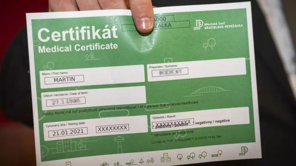 Certifikát s výsledkom pacienta vytlačený z tlačiarne na MOM v Petržalke