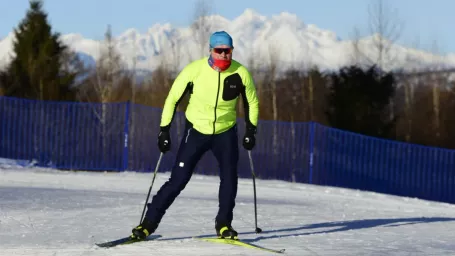  Na snímke bežkár v areáli Levoča Nordic Centrum a v pozadí sa vypínajú Vysoké Tatry.