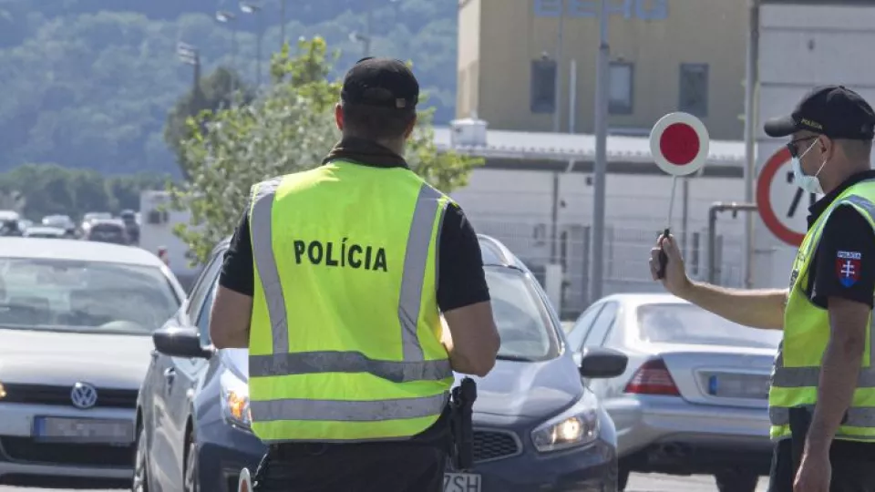 Preventívna kontrola polície na  slovensko-rakúskom hraničnom priechode Petržalka - Berg 10. júna 2020.