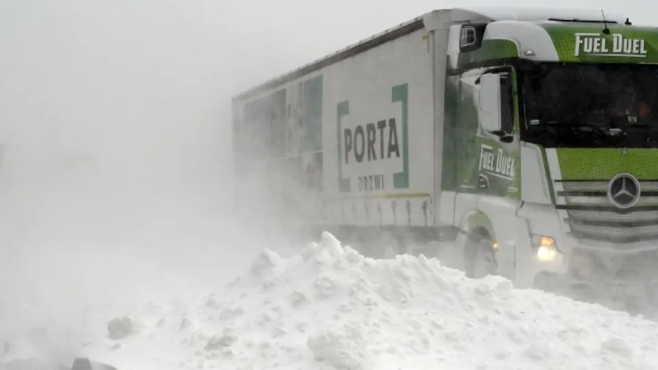 Na snímke snehová kalamita na cestách 11. februára 2021 v Trebišove.