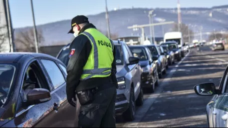 Na snímke policajt vykonáva hraničnú kontrolu pri vstupe na Slovensko na slovensko - rakúskom hraničnom priechode Bratislava - Berg