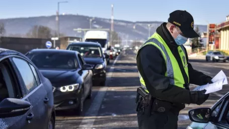 Policajt vykonáva hraničnú kontrolu pri vstupe na Slovensko na slovensko - rakúskom hraničnom priechode Bratislava - Berg, 15. februára 2021.