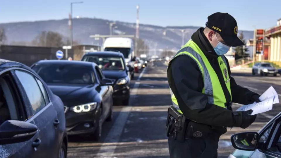 Policajt vykonáva hraničnú kontrolu pri vstupe na Slovensko na slovensko - rakúskom hraničnom priechode Bratislava - Berg, 15. februára 2021.