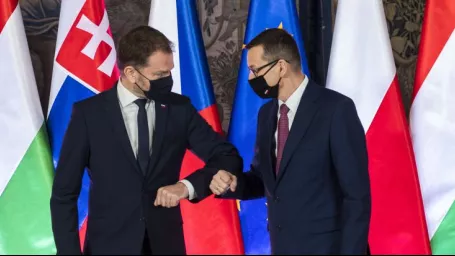 Poľský predseda vlády Mateusz Morawiecki (vpravo) a slovenský predseda vlády Igor Matovič