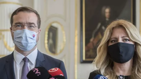 Vpravo prezidentka SR Zuzana Čaputová, vľavo minister zdravotníctva SR Marek Krajčí