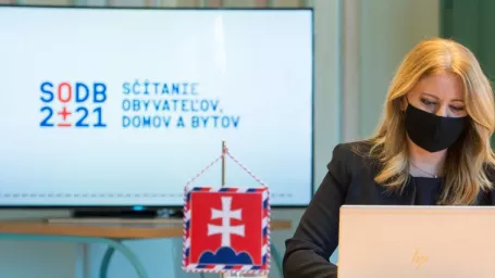 Na snímke prezidentka SR Zuzana Čaputová vypĺňa elektronický formulár  sčítania obyvateľov, domov a bytov.