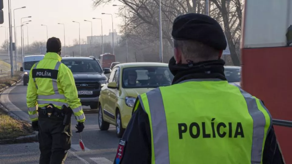 Policajné hliadky v bratislavskej mestskej časti Rača na vjazde od Vajnôr a Svätého Jura.