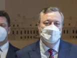 Na snímke v popredí bývalý minister práce, sociálnych vecí a rodiny Milan Krajniak (Sme rodina)