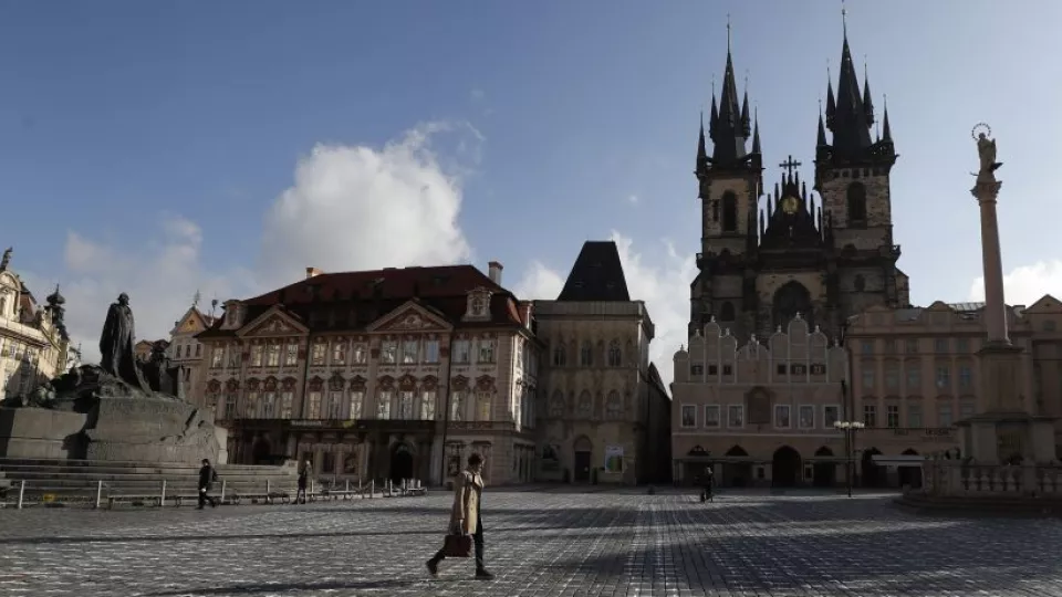 Biele kríže sú namaľované na Staromestskom námestí pri príležitosti prvého výročia úmrtia prvého českého pacienta na ochorenie covid.