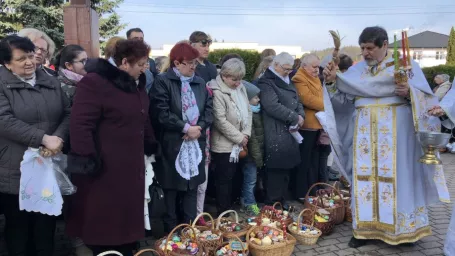 K Veľkej noci patrí aj posviacka jedla - takto prebiehala pred niekoľkými rokmi pri chráme svätej Trojice vo Svidníku.