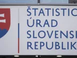 Na snímke tabuľa s logom na budove, v ktorej sídli Štatistický úrad SR na Lamačskej ceste v Bratislave.