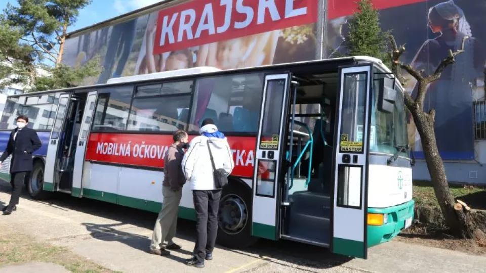 Na snímke očkovací autobus pred vakcinačným centrom v Banskej Bystrici.