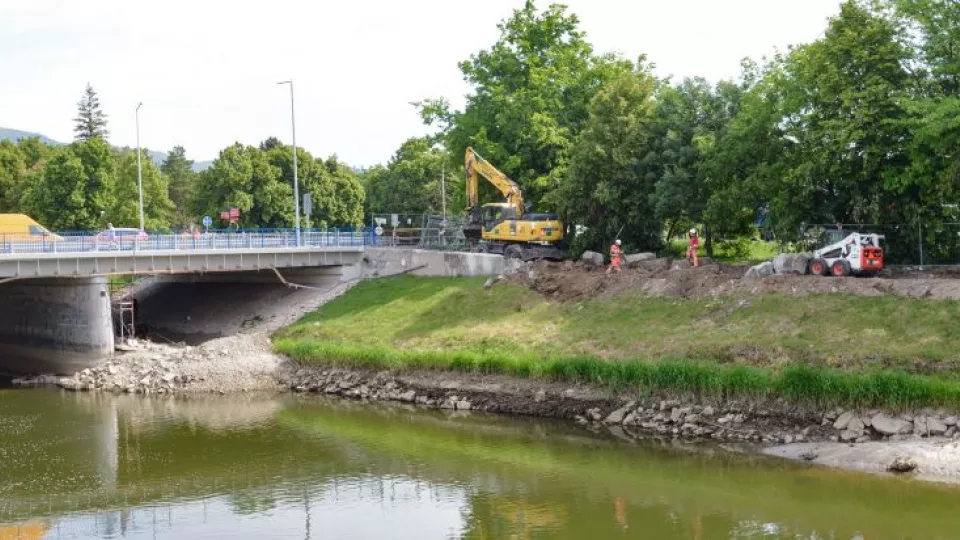 Nitrianska radnica pokračuje s výstavbou cyklistickej lávky ponad rieku Nitra.