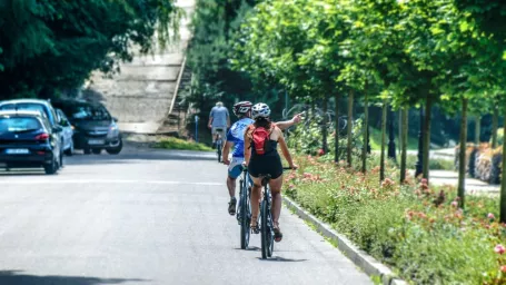 Cyklisti by sa na cestách mali cítiť bezpečnejšie. 