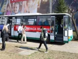 Na snímke očkovací autobus pred vakcinačným centrom v Banskej Bystrici 7. apríla 2021.