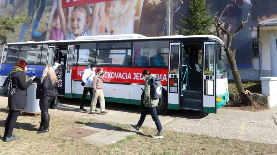 Na snímke očkovací autobus pred vakcinačným centrom v Banskej Bystrici 7. apríla 2021.