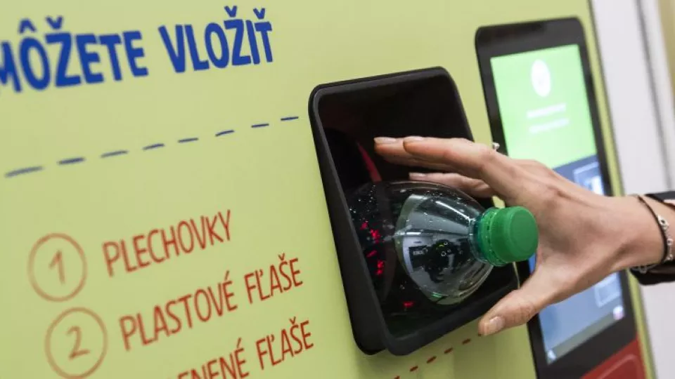 Prvý automat na zálohovanie PET fliaš a plechoviek v hypermarkete v Senci.