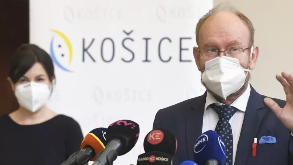 Zľava prodekanka Lekárskej fakulty (LF) UPJŠ v Košiciach, prednostka Ústavu epidemiológie LF UPJŠ Monika Halánová a infektológ a prednosta Kliniky infektológie a cestovnej medicíny Univerzitnej nemocnice L. Pasteura Košice Pavol Jarčuška.