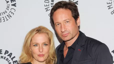 Gillian Anderson ako agentka Scullyová a David Duchovny ako agent Mulder