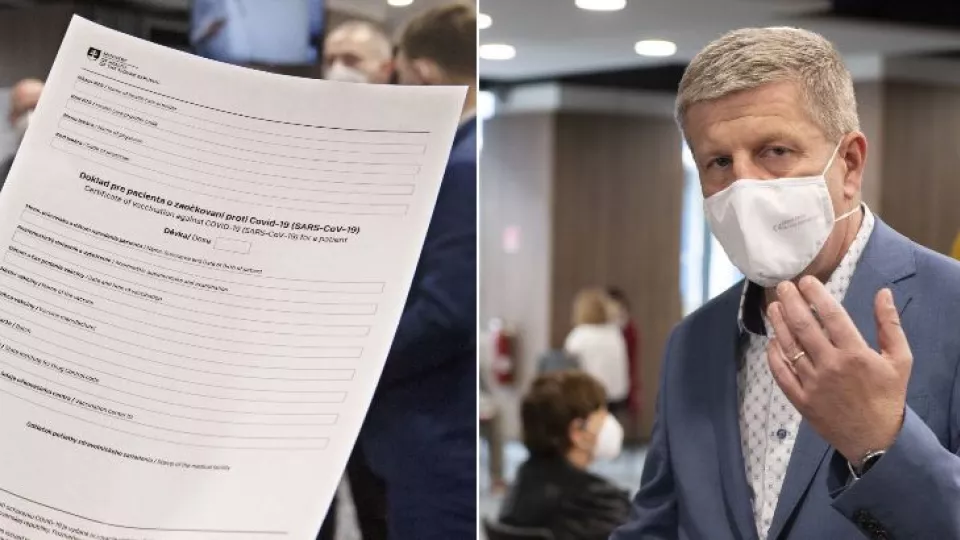 Na snímke vpravo minister zdravotníctva SR Vladimír Lengvarský a v popredí doklad pre pacienta o zaočkovaní proti covidu.