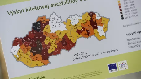 Mapka znázorňujúca výskyt  kliešťovej encefalitídy na Slovensku, 26. mája 2011 v Trenčíne. Slovenská akadémia vied v spolupráci s mestom Trenčín a s podporou spoločnosti Baxter pripravila náučný chodník s informačnými panelmi, ktoré upozorňujú na výskyt  kliešťov a nebezpečenstvo nakazenia sa kliešťovou encefalitídou.