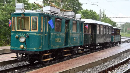 Otvorenie letnej turistickej sezóny vo Vysokých Tatrách  spustila spanilá letná jazda historických električiek. Na snímke električka  Zelená Kométa  z roku 1913 na stanici Starý Smokovec.