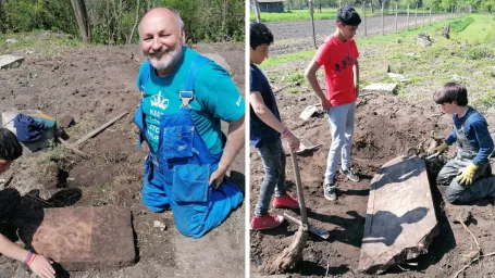 Vladimír Špánik je milovník histórie a starých židovských cintorínov. S premenou zabudnutého cintorínu na pietne miesto mu pomáhajú chlapci z miestnej komunity. 