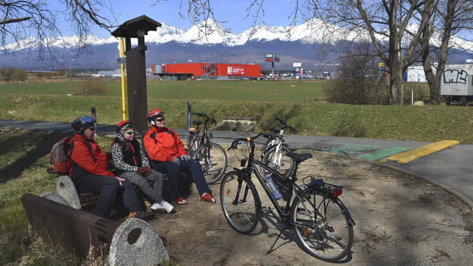 Na snímke cyklisti oddychujú na odpočívadle na cyklistickom  chodníku  medzi Popradom a Svitom, v Poprade 2. apríla 2016.