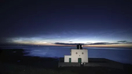 EBE 26 Northumberland - Na snímke nočné  oblaky  nad múzeom Bamburgh Lighthouse v anglickom Northumberlande v skorých ranných hodinách 22. júna 2020.