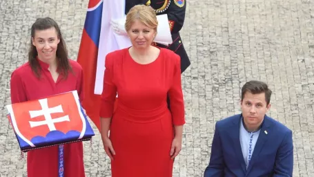 Na snímke prezidentka SR Zuzana Čaputová (uprostred), reprezentantka v gymnastike Barbora Mokošová (vľavo) a paralympionik v streľbe Radoslav Malenovský (vpravo).