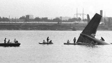 Záchranné práce 30 . júla 1976 po leteckom nešťastí pri Bratislave.