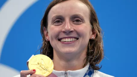 Katie Ledecky získala v Tokiu prvé zlato vo voľnom štýle plávania na 1 500 metrov.